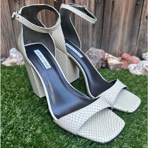 CHELSEA & VIOLET High Heels - Picture 4 of 9